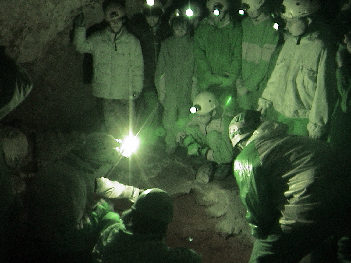 spiegazioni all'interno della grotta